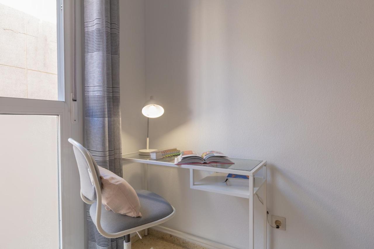 Luminoso Apartamento De Dos Habitaciones Con Terraza Y Parking En El Centro Malaga Bagian luar foto