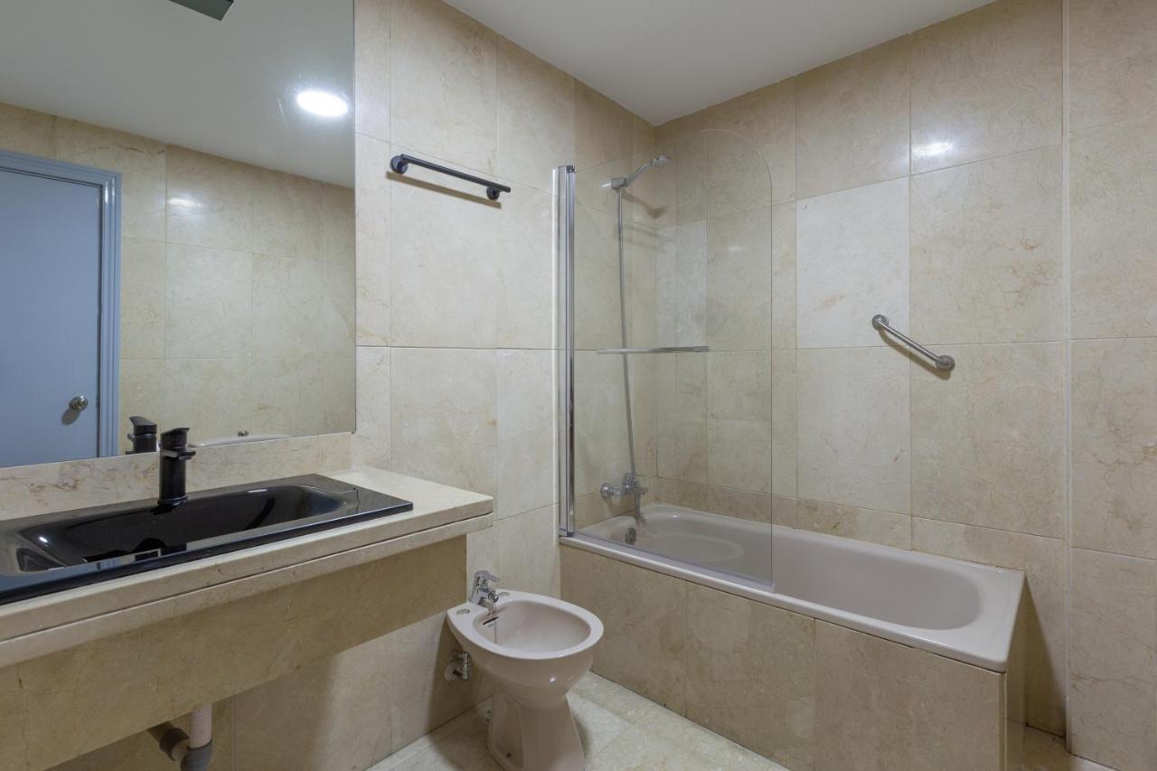 Luminoso Apartamento De Dos Habitaciones Con Terraza Y Parking En El Centro Malaga Bagian luar foto